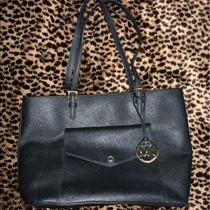 Michael Kors black should’ve bag